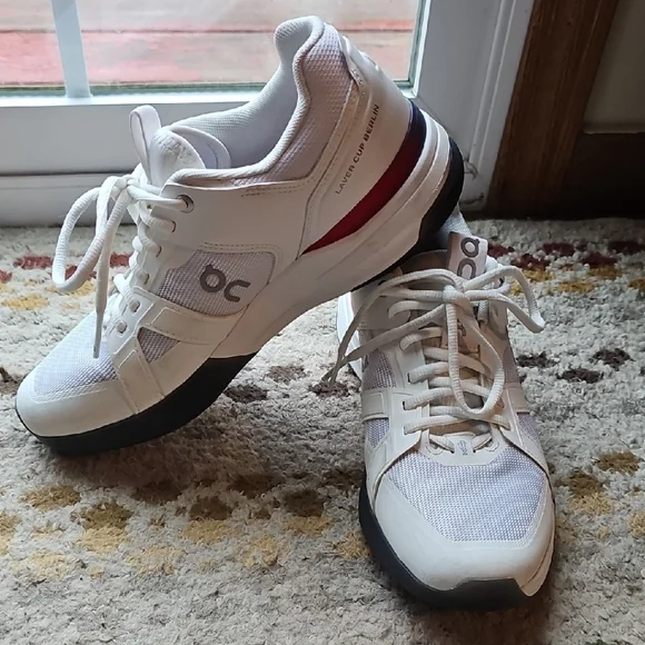 On Running White and Black Sneakers Minimalist Design - Picture 1 of 4